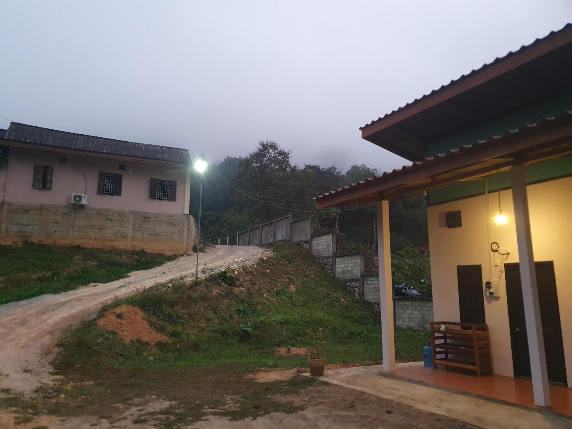 Khounxok Guesthouse Nong Khiaw Ngoại thất bức ảnh